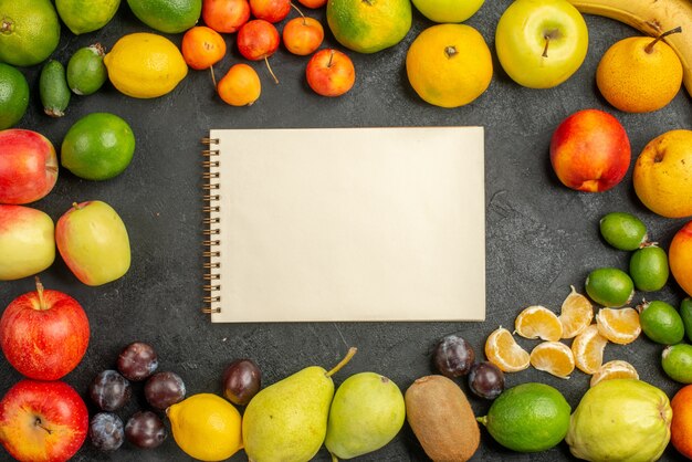 Vista superior composição de frutas frutas frescas na mesa cinza