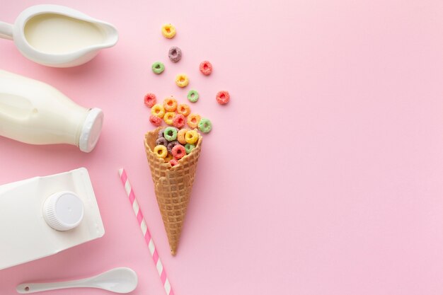 Vista superior cone de açúcar com cereais coloridos