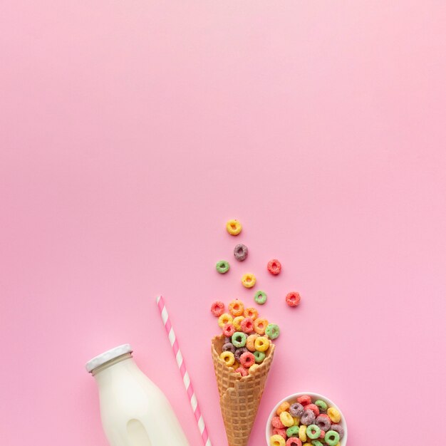 Vista superior cone de açúcar e leite com espaço de cópia