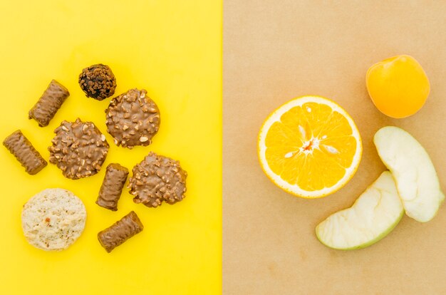 Vista superior cookies vs frutas