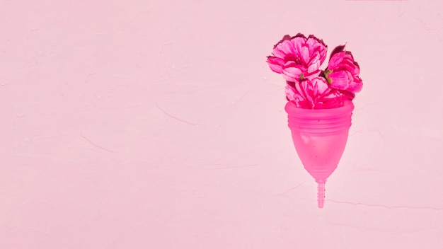 Vista superior copo menstrual com flores