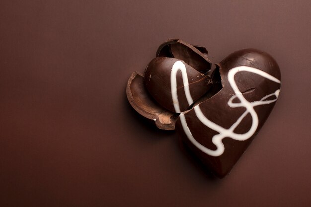 Vista superior coração de chocolate quebrado com espaço de cópia