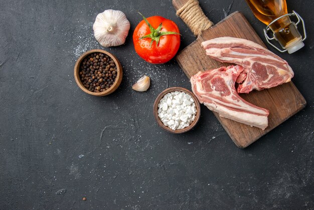 Vista superior costela de carne fresca carne crua com azeite e alho em churrasco escuro prato animal pimenta comida vaca salada refeição