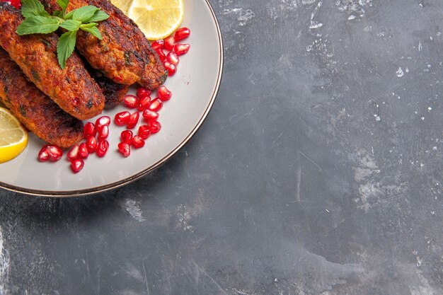 Vista superior costeletas de carne formadas com fatias de limão