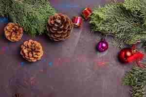 Foto grátis vista superior da árvore de natal com cones no espaço escuro