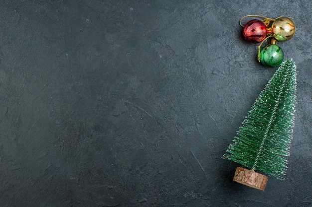 Foto grátis vista superior da árvore de natal e acessórios de decoração no lado esquerdo em fundo preto