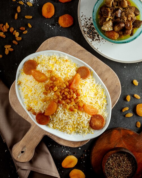 Vista superior da bandeja de arroz azerbaijana, guarnecida com frutas secas