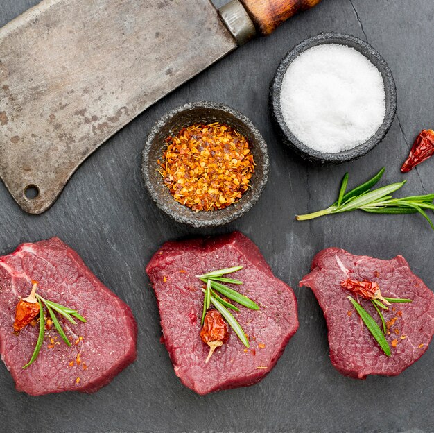 Vista superior da carne com especiarias e ervas