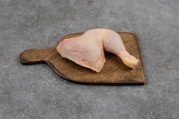 Foto grátis vista superior da carne de frango orgânico fresco na tábua de madeira.