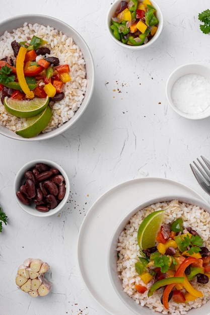 Foto grátis vista superior da comida brasileira com arroz