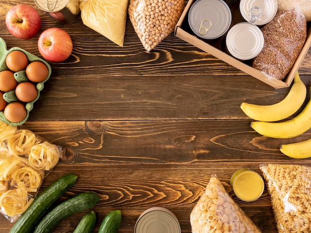 Vista superior da comida para doação com frutas e outras provisões