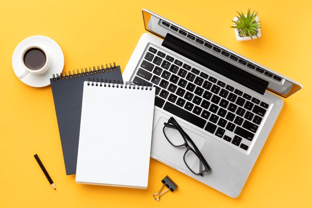 Vista superior da composição da mesa de escritório com bloco de notas