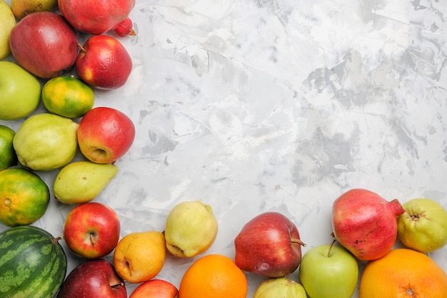 Vista superior da composição de frutas frescas no fundo branco