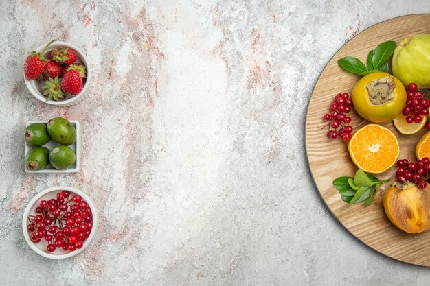 Vista superior da composição de frutas frutas frescas na mesa branca