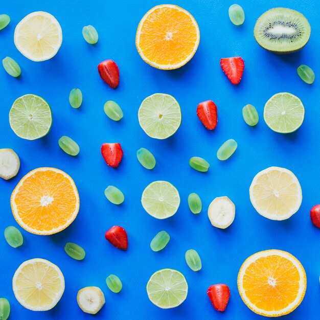 Vista superior da composição saudável com frutas de verão
