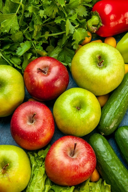 Vista superior da composição vegetal com frutas frescas na mesa azul
