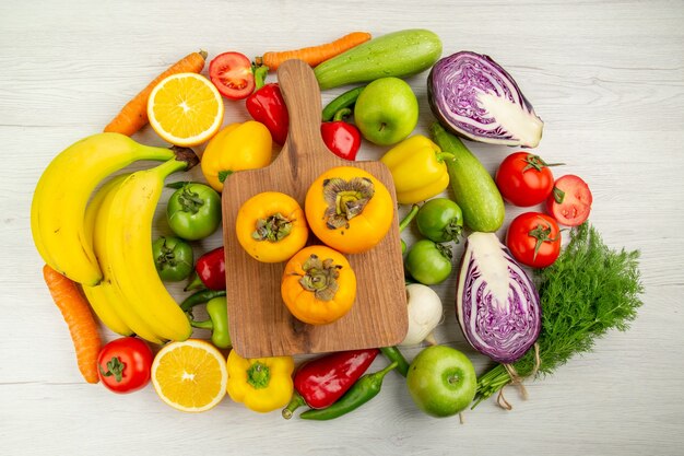 Vista superior da composição vegetal com frutas no fundo branco