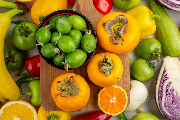 Vista superior da composição vegetal com frutas no fundo branco