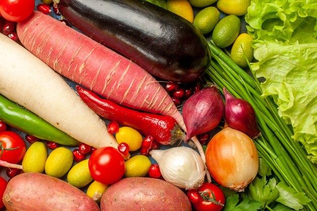 Vista superior da composição vegetal com verduras maduras salada refeição alimentação dieta saúde