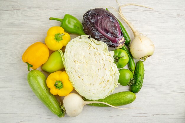 Vista superior da composição vegetal repolho pimentões e rabanete no fundo branco