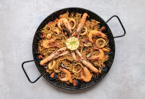 Foto grátis vista superior da deliciosa paella com frutos do mar e anéis de cebola