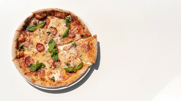 Vista superior da deliciosa pizza com espaço de cópia