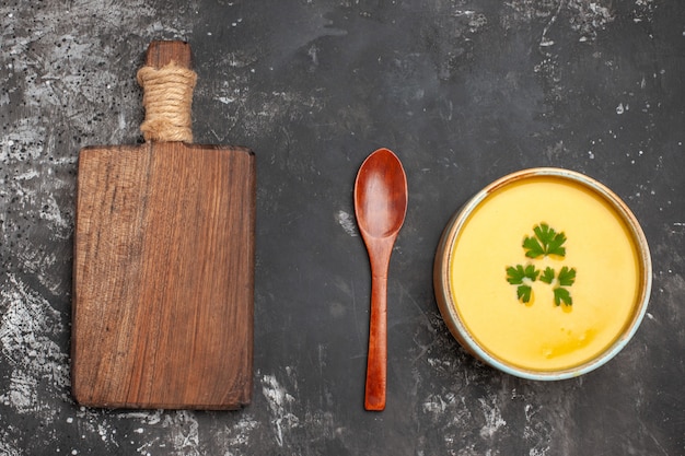 Vista superior da deliciosa sopa de abóbora em uma tigela