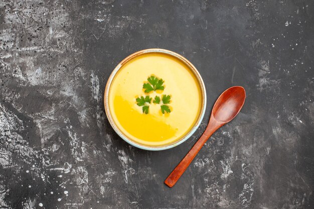 Vista superior da deliciosa sopa de abóbora em uma tigela