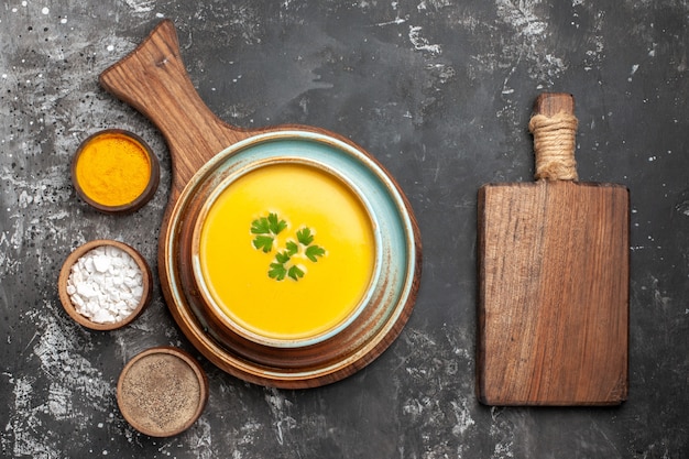 Foto grátis vista superior da deliciosa sopa de abóbora em uma tigela