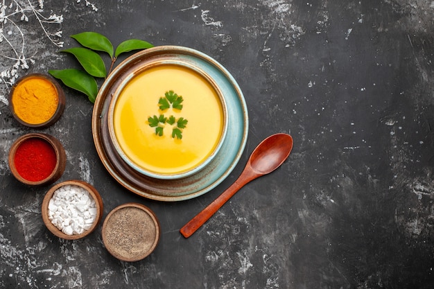 Vista superior da deliciosa sopa de abóbora em uma tigela