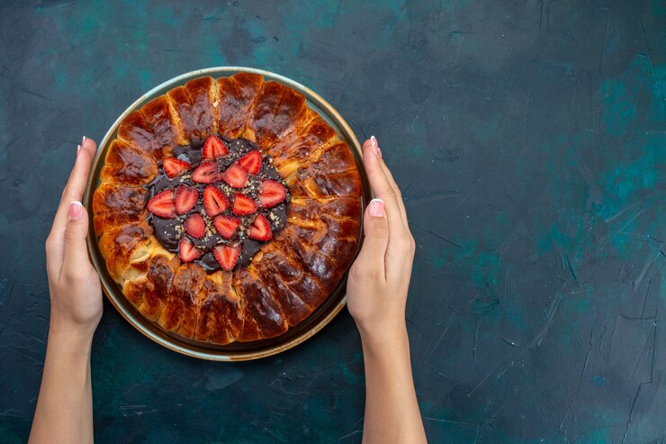 Foto grátis vista superior da deliciosa torta de morango na superfície azul escura