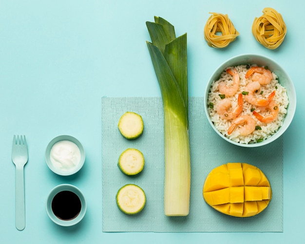 Foto grátis vista superior da dieta de vegetais e peixes