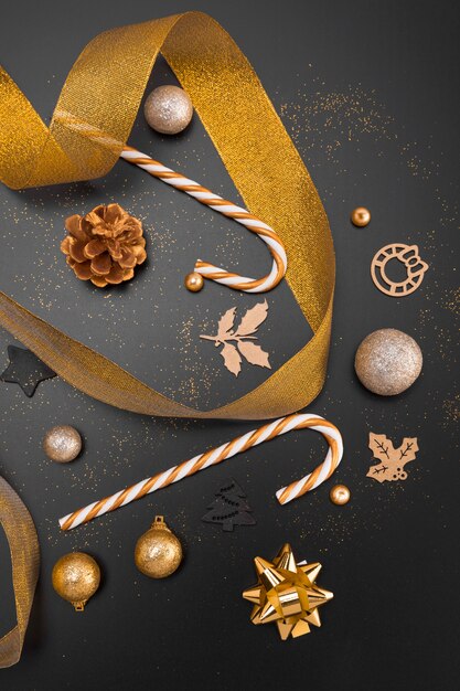 Vista superior da fita dourada e enfeites de natal