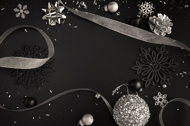 Vista superior da fita e enfeites de Natal com espaço de cópia