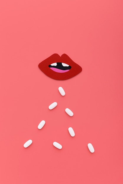 Foto grátis vista superior da forma da boca com pílulas