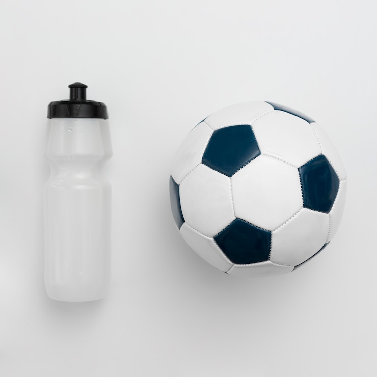 Foto grátis vista superior da garrafa de água com futebol