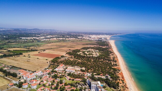 Vista superior da idílica praia da Falésia, na região do Algarve, Portugal