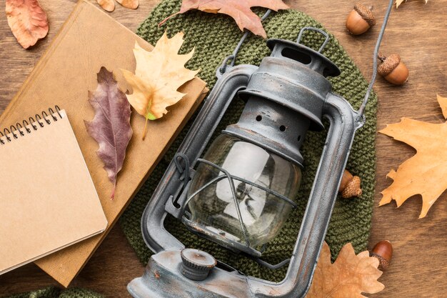 Vista superior da lanterna com folhas de outono e notebook
