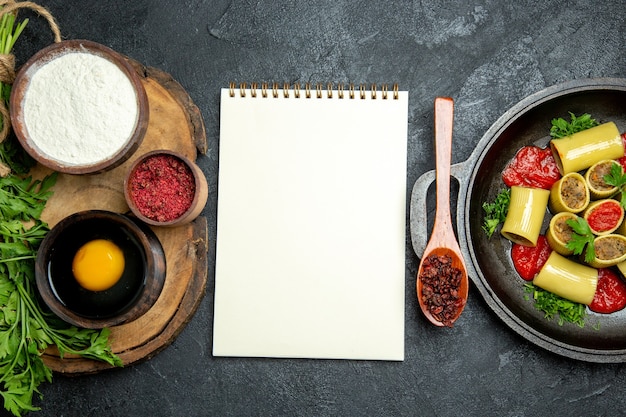 Vista superior da massa italiana com carne em espaço cinza