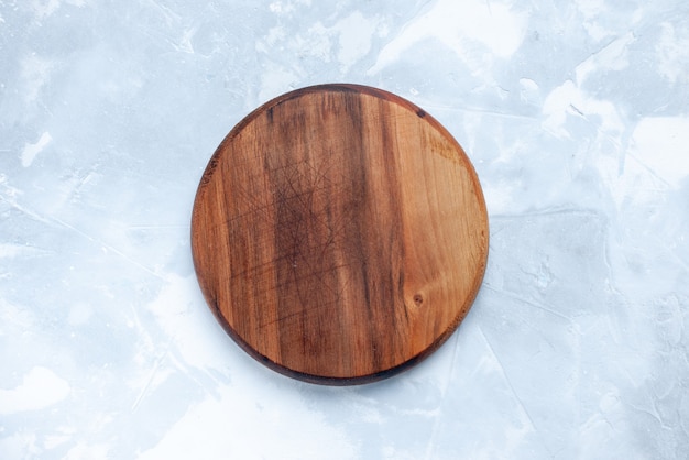 Vista superior da mesa de madeira marrom, redonda formada em uma mesa clara de madeira