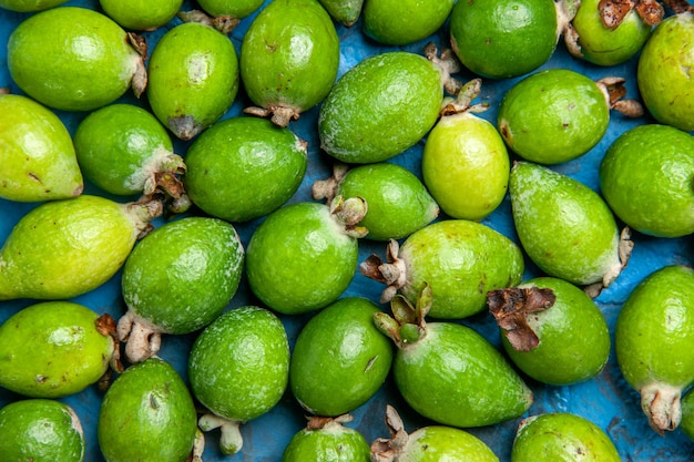 Vista superior da pequena bomba de vitaminas de feijoas verdes naturais frescas