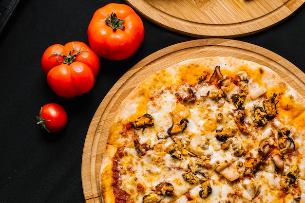 Vista superior da pizza de frutos do mar com camarão, mexilhão, lula e queijo