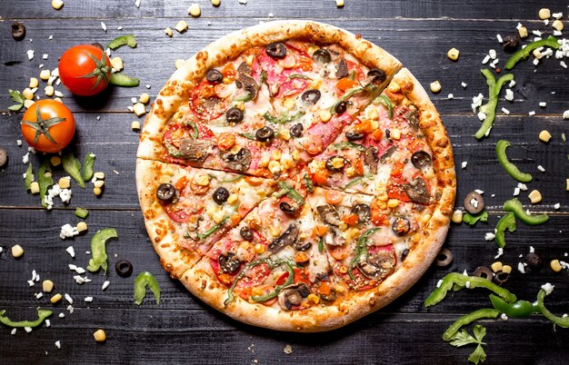 Vista superior da pizza de pepperoni inteira com granulado de gergelim na parte superior