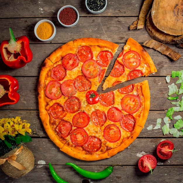 Foto grátis vista superior da pizza de salame com queijo e calabresa