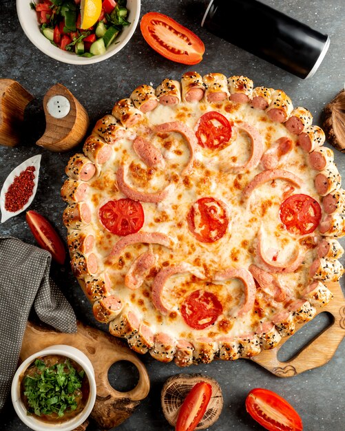 Vista superior da pizza de salsicha com queijo e tomate