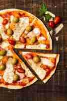 Foto grátis vista superior da pizza na mesa de madeira