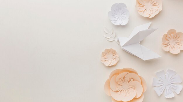 Vista superior da pomba de papel com flores e espaço para texto
