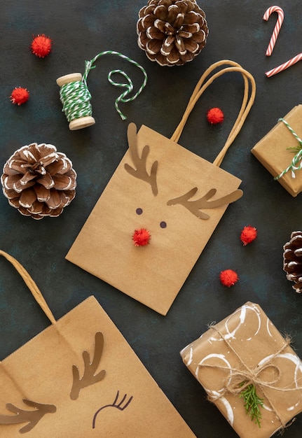 Foto grátis vista superior da sacola de papel de natal com decoração de rena