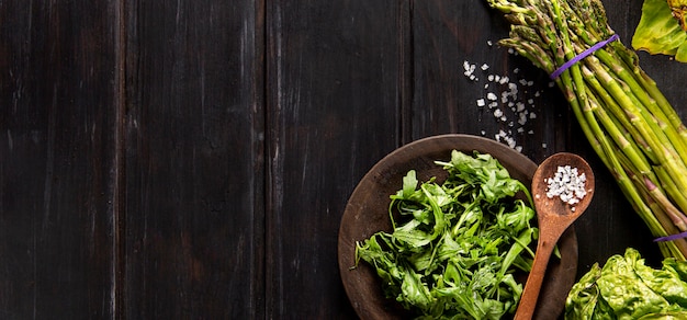 Vista superior da salada com espargos e cópia espaço