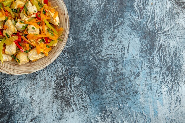Foto grátis vista superior da salada de frango com legumes na superfície clara